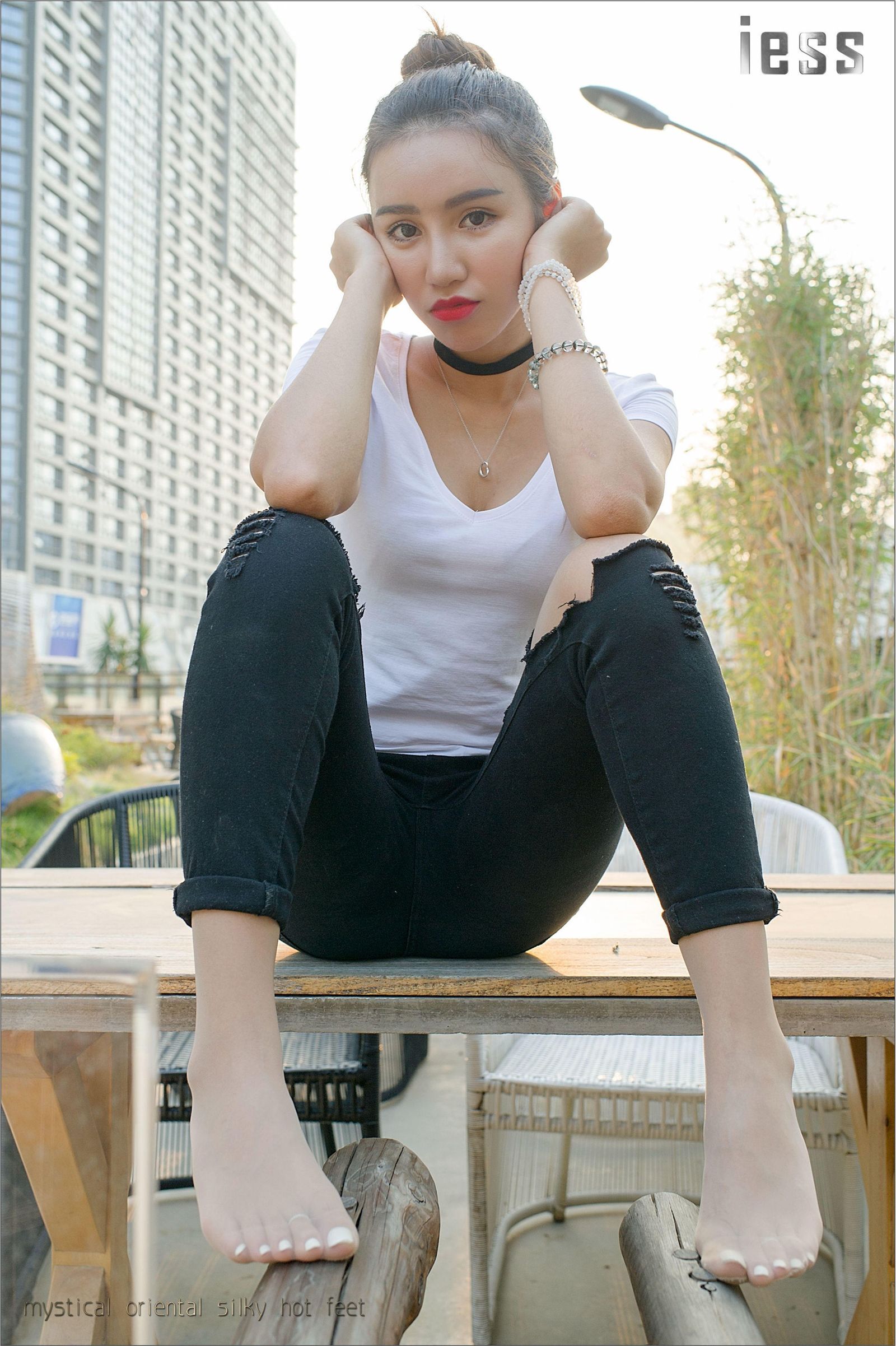 [IESS]异思趣向 女主播SASA 超薄肉丝